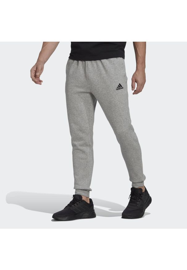 Adidas - Essentials Fleece Regular Tapered Pants. Kolor: szary, czarny, wielokolorowy. Materiał: materiał. Sport: fitness