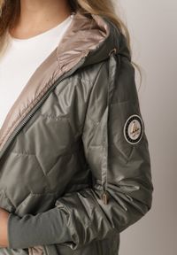 Born2be - Zielona Pikowana Kurtka Przejściowa z Kapturem i Bocznymi Suwakami Mado. Okazja: na co dzień. Typ kołnierza: kaptur. Kolor: zielony. Materiał: poliester, jeans. Styl: casual, klasyczny #5