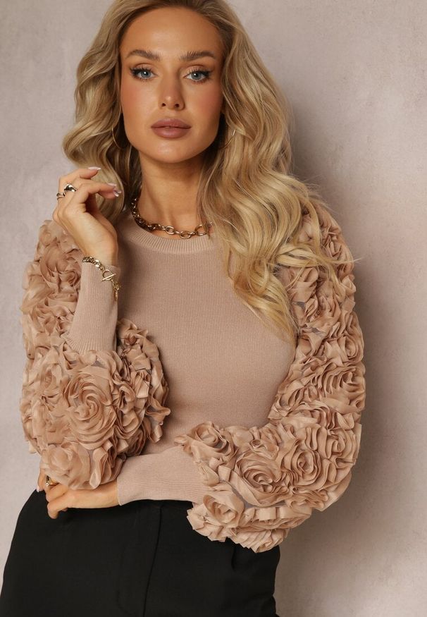 Renee - Beżowy Dopasowany Sweter z Bufiastymi Zdobionymi Rękawami Theoris. Kolor: beżowy. Materiał: wiskoza. Wzór: aplikacja