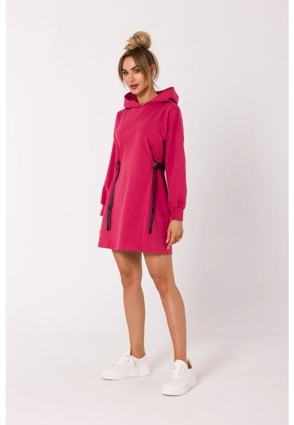 MOE - Sukienka bawełniana trapezowa jak bluza z kapturem fuksja. Okazja: na spacer, na co dzień. Typ kołnierza: kaptur. Kolor: różowy. Materiał: bawełna. Typ sukienki: trapezowe. Styl: casual