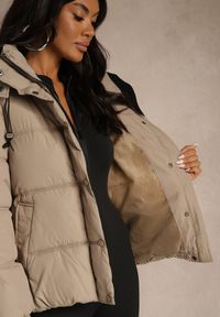 Renee - Brązowa Oversizowa Kurtka Puffer z Kapturem i Naszywką przy Rękawie Azine. Okazja: na co dzień. Typ kołnierza: kaptur. Kolor: brązowy. Materiał: jeans, dzianina. Wzór: aplikacja. Styl: casual #4