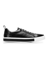 Wittchen - Męskie sneakersy skórzane z perforacjami czarno-białe. Okazja: na co dzień. Kolor: czarny, biały, wielokolorowy. Materiał: skóra. Wzór: gładki. Sezon: lato #1