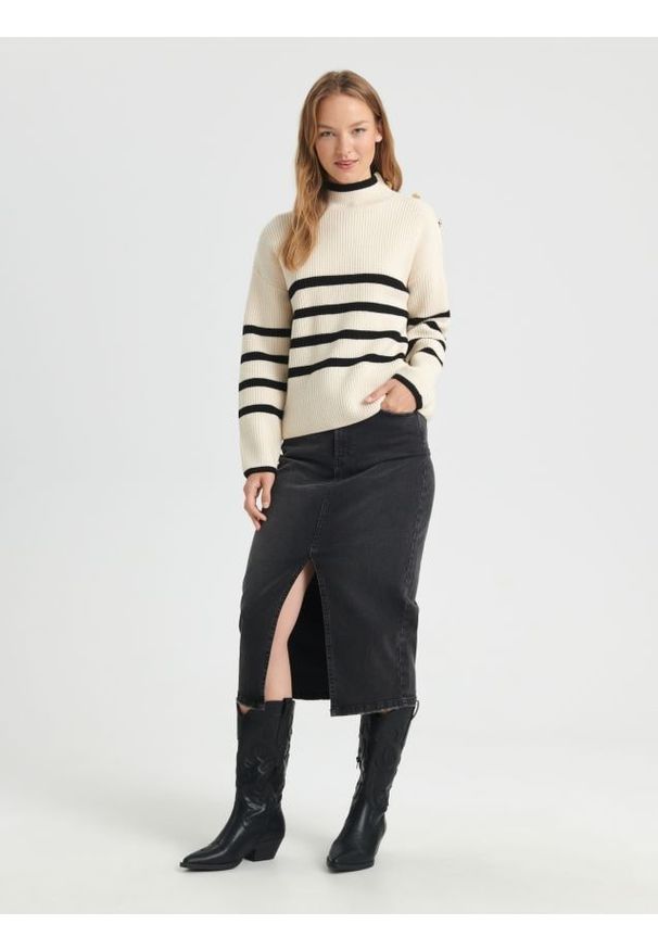 Sinsay - Sweter w paski - wielobarwny. Typ kołnierza: kołnierzyk stójkowy. Materiał: prążkowany, dzianina. Wzór: paski. Styl: klasyczny