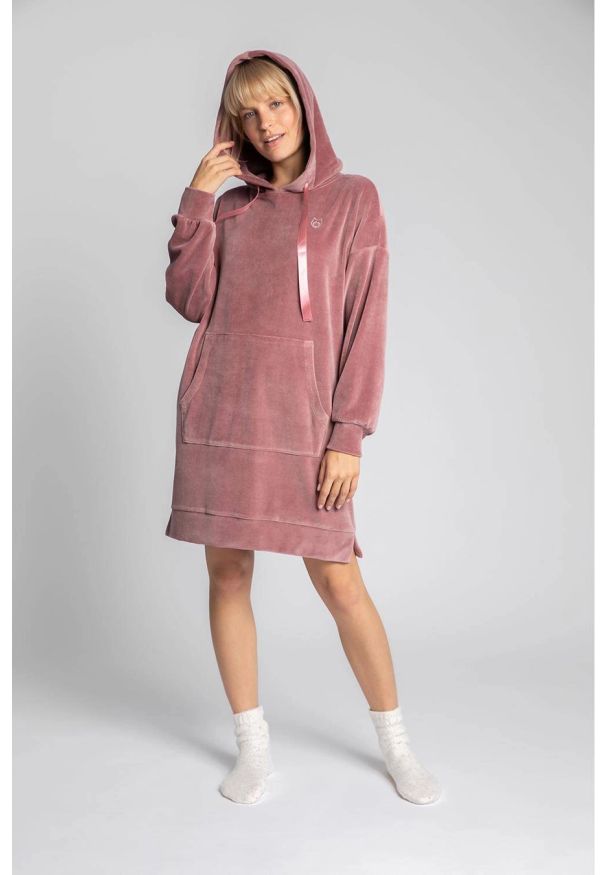 Sukienki.shop - Welurowa sukienka kangurka z kapturem bawełniana pudrowy róż. Okazja: na co dzień. Typ kołnierza: kaptur. Kolor: różowy. Materiał: bawełna, welur. Długość rękawa: długi rękaw. Wzór: haft. Typ sukienki: sportowe. Styl: casual, klasyczny, sportowy
