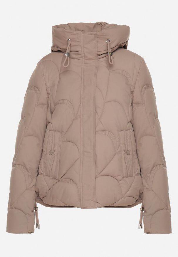 Born2be - Ciemnobeżowa Pikowana Kurtka o Pudełkowym Kroju z Kapturem i Ściągaczami Selizola. Okazja: na spacer. Typ kołnierza: kaptur. Kolor: beżowy. Materiał: jeans, skóra. Styl: sportowy