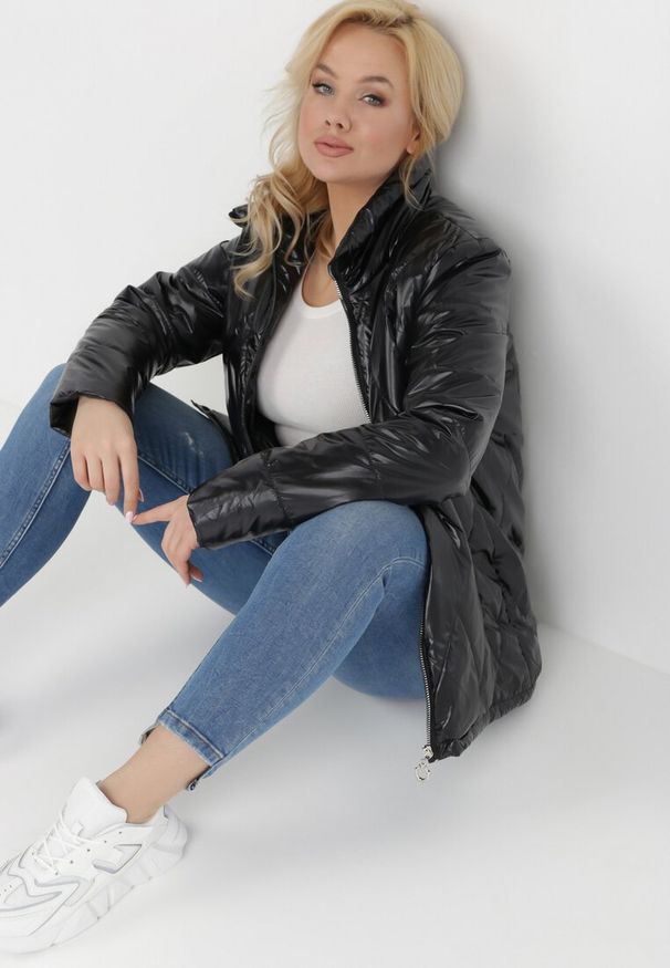 Born2be - Czarna Kurtka Hippyne. Typ kołnierza: bez kaptura, kołnierzyk stójkowy. Kolekcja: plus size. Kolor: czarny. Materiał: tkanina. Wzór: geometria. Styl: klasyczny