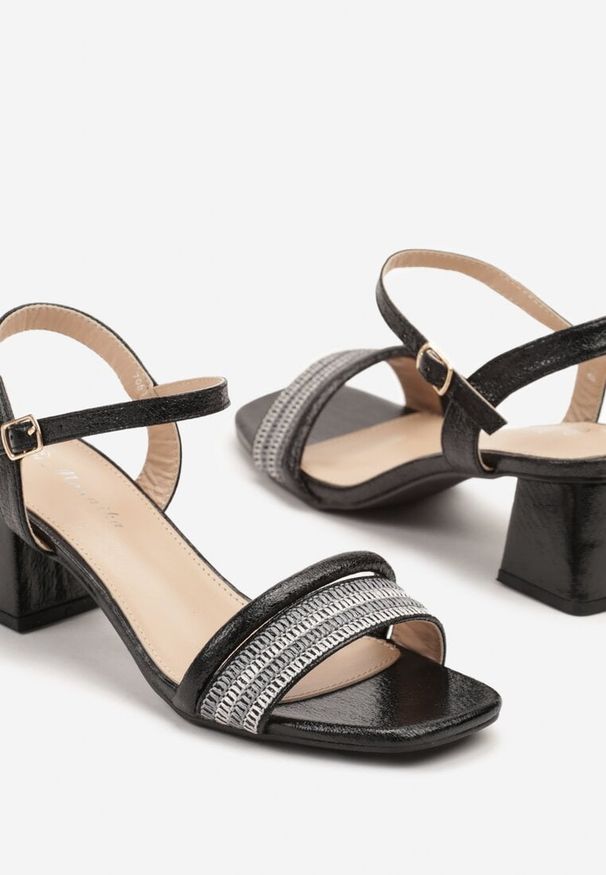 Renee - Czarne Sandały na Stożku Ozdobione Paskami Ndivira. Okazja: na co dzień, na spacer. Zapięcie: pasek. Kolor: czarny. Wzór: aplikacja. Materiał: jeans. Sezon: lato. Obcas: na stożku. Styl: klasyczny, elegancki, casual. Wysokość obcasa: średni
