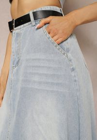 Renee - Jasnoniebieska Trapezowa Spódnica z Bawełny Jeansowa Ozdobiona Paskiem i Strzępieniami na Dole Meraleo. Kolor: niebieski. Materiał: jeans, bawełna. Wzór: aplikacja #4