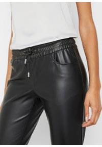 bonprix - Spodnie z gumką w talii, z imitacji skóry. Kolor: czarny. Materiał: skóra #2