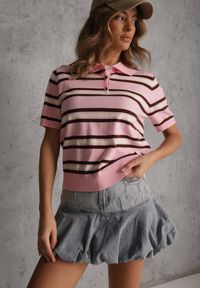 Renee - Różowy T-shirt Polo z Wiskozą w Paski z Guzikami Vevevia. Okazja: na co dzień. Typ kołnierza: polo. Kolor: różowy. Materiał: wiskoza. Wzór: paski. Styl: casual, sportowy #4