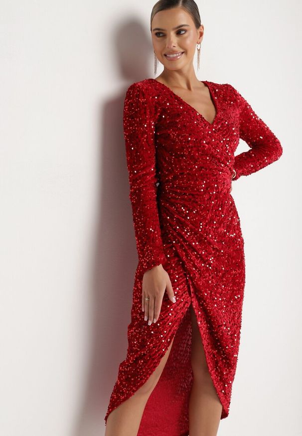 Born2be - Czerwona Dopasowana Cekinowa Sukienka z Kopertowym Dekoltem i Asymetrycznym Wycięciem Rinnalith. Okazja: na imprezę. Kolor: czerwony. Typ sukienki: asymetryczne, kopertowe. Styl: klasyczny, elegancki