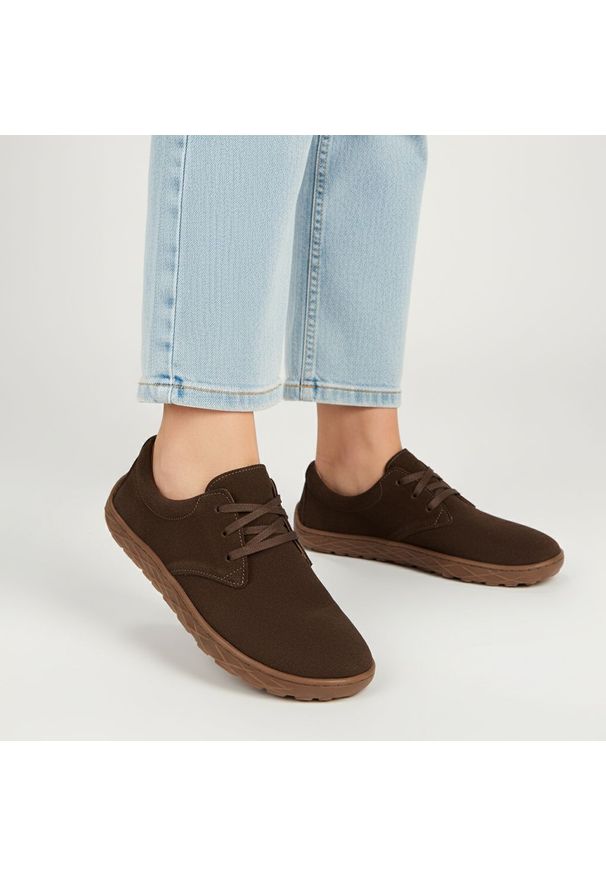 Półbuty damskie barefoot Armodo, cholewka ze skóry naturalnej zamszowej klasyczna sznurowana forma lekka elastyczna podeszwa zapewniająca komfort cod. Okazja: na co dzień. Kolor: brązowy. Materiał: zamsz, skóra. Szerokość cholewki: normalna. Styl: klasyczny