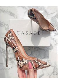 Casadei - CASADEI - Szpilki we wzór skóry pytona Blade Zelda. Kolor: brązowy. Materiał: skóra. Obcas: na szpilce. Wysokość obcasa: średni #4