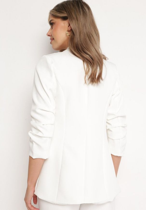 Born2be - Biała Elegancka Marynarka z Rękawami 7/8 i Ozdobnymi Klapami Novse. Okazja: na co dzień, na spotkanie biznesowe. Kolor: biały. Materiał: poliester. Styl: elegancki