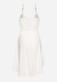 Born2be - Biała Sukienka z Klamrą na Ramiączkach Ozdobionych Łańcuszkami Kirenthya. Typ kołnierza: dekolt kopertowy. Kolor: biały. Długość rękawa: na ramiączkach. Wzór: aplikacja. Typ sukienki: kopertowe #2