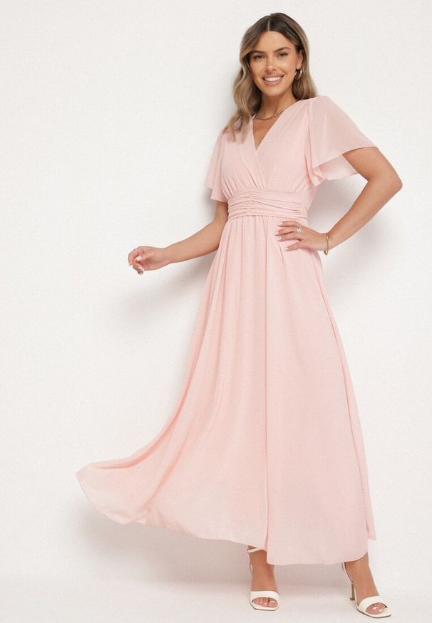 Born2be - Jasnoróżowa Kopertowa Sukienka Maxi z Gumką w Pasie Narlin. Kolor: różowy. Materiał: tkanina. Sezon: lato. Typ sukienki: kopertowe. Długość: maxi