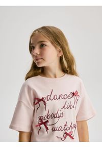 Reserved - T-shirt z aplikacją - pastelowy róż. Kolor: różowy. Materiał: bawełna. Wzór: aplikacja