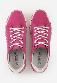 Renee - Fuksjowe Skórzane Sneakersy na Plaformie w Pióra z Perforacją Tidessa. Okazja: na co dzień. Kolor: różowy. Materiał: skóra. Wzór: aplikacja #9