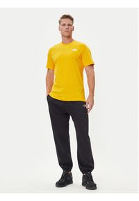 The North Face T-Shirt Redbox NF0A87NP Żółty Regular Fit. Kolor: żółty. Materiał: bawełna #5