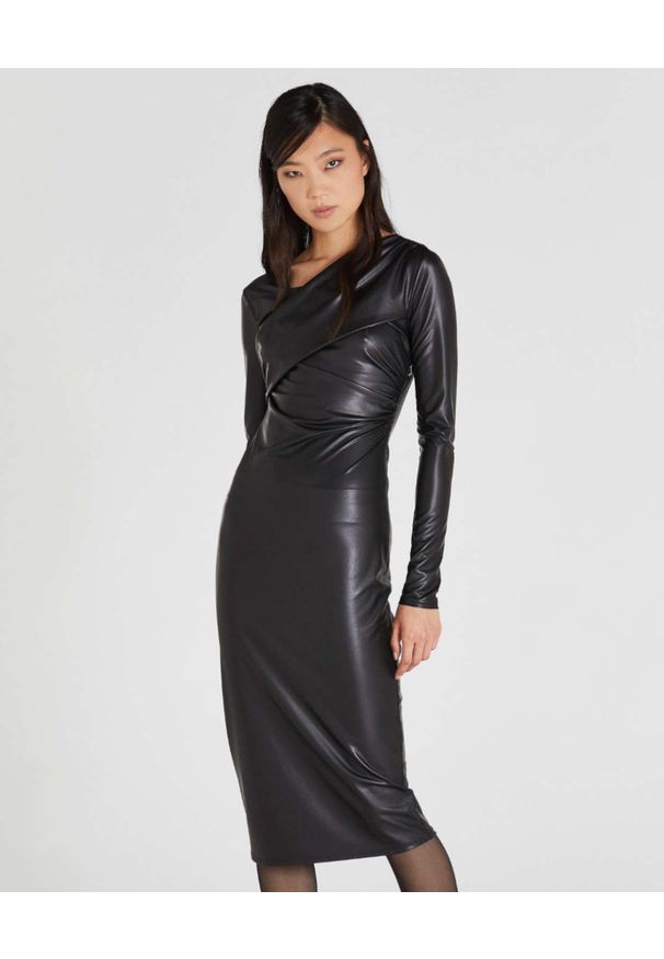 Patrizia Pepe - PATRIZIA PEPE - Czarna sukienka midi z ekologicznej skóry. Kolor: czarny. Długość rękawa: długi rękaw. Typ sukienki: dopasowane, asymetryczne. Długość: midi