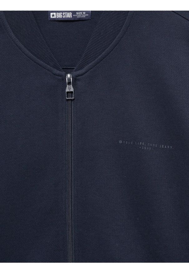 Big-Star - Bluza męska bomber granatowa Wladorb 403. Okazja: na spacer. Typ kołnierza: kołnierzyk stójkowy. Kolor: niebieski. Materiał: jeans, materiał, dzianina. Wzór: nadruk. Styl: sportowy, wizytowy
