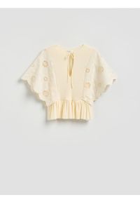 Reserved - Bluzka z ażurowym haftem - biały. Kolor: biały. Materiał: dzianina. Wzór: haft, ażurowy #1