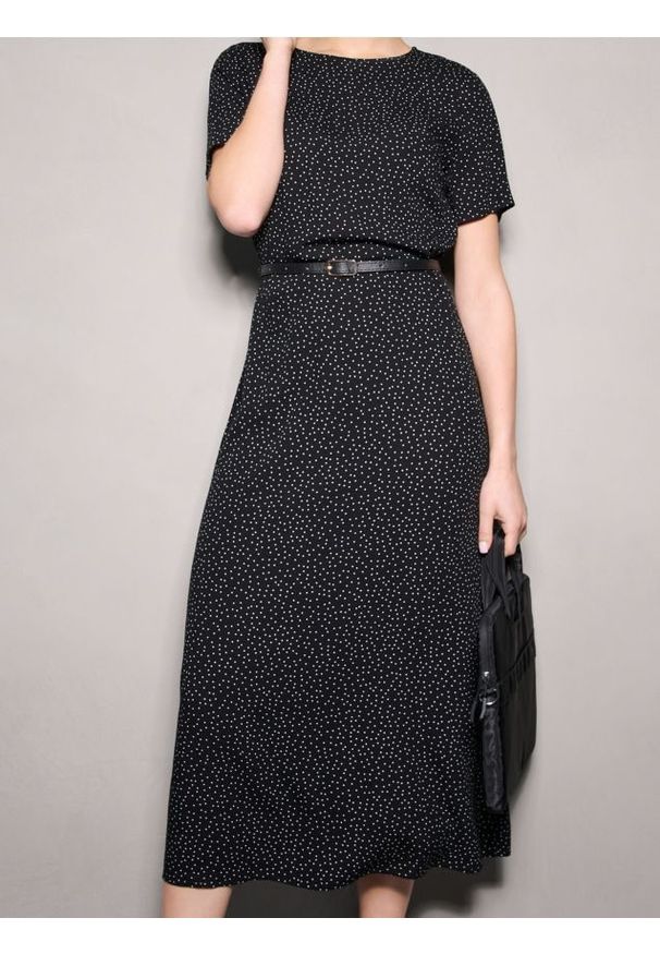 Sinsay - Wiskozowa sukienka midi z paskiem w groszki - wielobarwny. Materiał: wiskoza. Wzór: grochy. Długość: midi