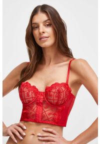 Guess biustonosz kolor czerwony koronkowy gładki. Kolor: czerwony. Materiał: koronka. Rodzaj stanika: różne sposoby noszenia, biustonosz z fiszbinami, odpinane ramiączka. Wzór: gładki