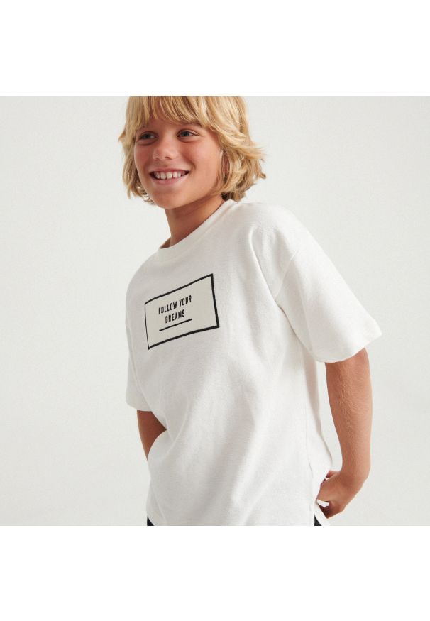 Reserved - Bawełniany t-shirt z naszywką - Kremowy. Kolor: kremowy. Materiał: bawełna. Wzór: aplikacja