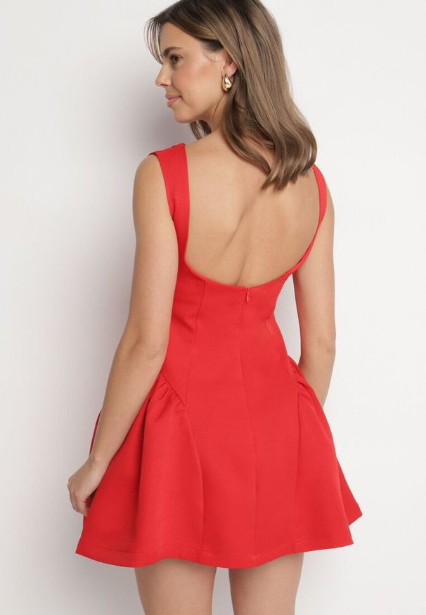 Born2be - Czerwona Taliowana Sukienka z Odkrytymi Plecami Florreti. Typ kołnierza: dekolt na plecach. Kolor: czerwony. Typ sukienki: dopasowane