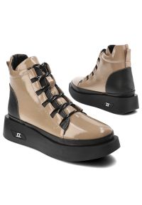 Beżowe Botki Artiker Modne Lakierowane Obuwie Damskie. Wysokość cholewki: przed kolano. Kolor: beżowy. Materiał: lakier. Szerokość cholewki: normalna. Styl: sportowy #5