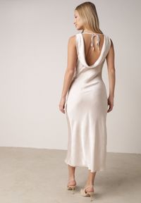 Born2be - Beżowa Satynowa Sukienka na Ozdobnych Ramiączkach z Dekoltem Woda Avalentara. Okazja: na co dzień, na imprezę. Typ kołnierza: dekolt woda. Kolor: beżowy. Materiał: satyna. Długość rękawa: na ramiączkach. Typ sukienki: proste. Styl: casual, elegancki #3