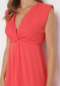 Born2be - Czerwona Sukienka Midi z Ozdobnym Węzłem przy Dekolcie i Rozcięciem Sastama. Kolor: czerwony. Długość: midi #2