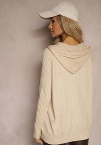 Renee - Beżowy Sweter z Wiskozą i Kaszmirem oraz z Kapturem Nerolin. Okazja: na co dzień, na spacer. Typ kołnierza: kaptur. Kolor: beżowy. Materiał: wiskoza, kaszmir. Styl: elegancki, casual