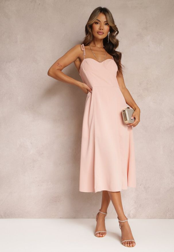 Renee - Różowa Rozkloszowana Sukienka Midi z Rozcięciem na Ramiączkach Josine. Kolor: różowy. Długość rękawa: na ramiączkach. Typ sukienki: rozkloszowane. Styl: elegancki. Długość: midi