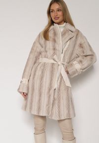 Born2be - Jasnobeżowy Futrzany Płaszcz z Wiązanym Paskiem i Ozdobnymi Sprzączkami Felryna. Okazja: na co dzień. Kolor: beżowy. Materiał: futro. Styl: klasyczny, casual, elegancki #2