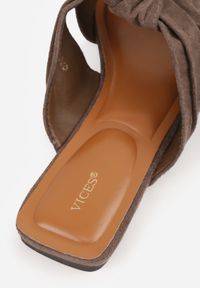 Renee - Brązowe Klapki Vices Typu Mule z Ozdobnym Supłem Elitina. Okazja: na spacer. Kolor: brązowy. Wzór: aplikacja, kwiaty. Sezon: lato. Obcas: na płaskiej podeszwie. Styl: elegancki, klasyczny #8