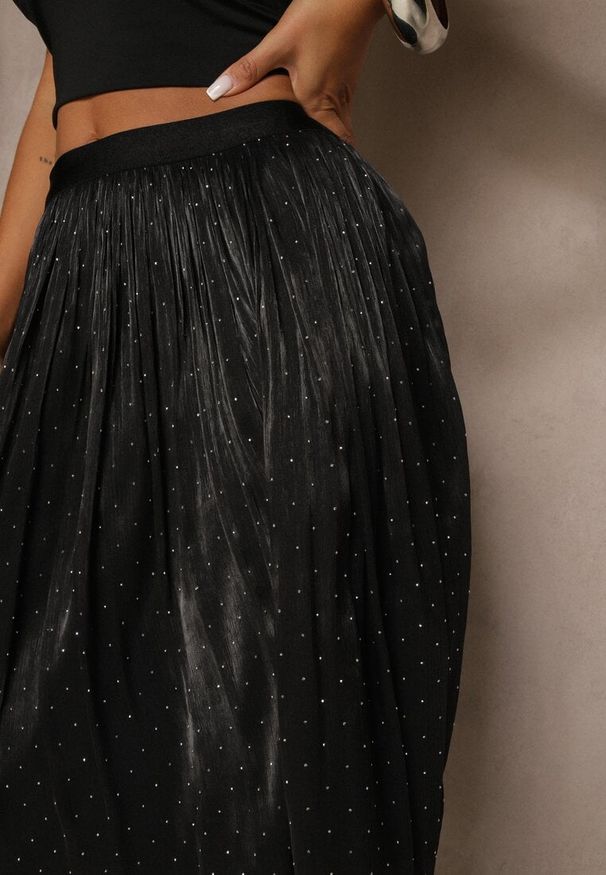 Renee - Czarna Spódnica o Rozkloszowanym Kroju z Ozdobnymi Cyrkoniami Folaressa. Okazja: na co dzień. Kolor: czarny. Wzór: aplikacja. Styl: elegancki, casual