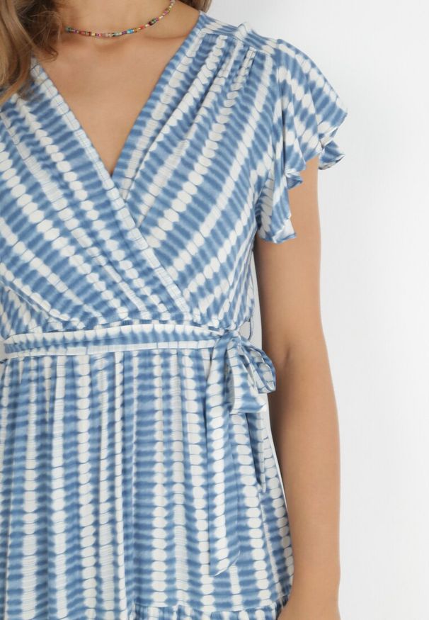 Born2be - Niebieska Sukienka Waeyo. Typ kołnierza: kołnierz z falbankami. Kolor: niebieski. Materiał: materiał, tkanina, wiskoza. Długość rękawa: krótki rękaw. Wzór: prążki, aplikacja. Typ sukienki: kopertowe. Długość: maxi