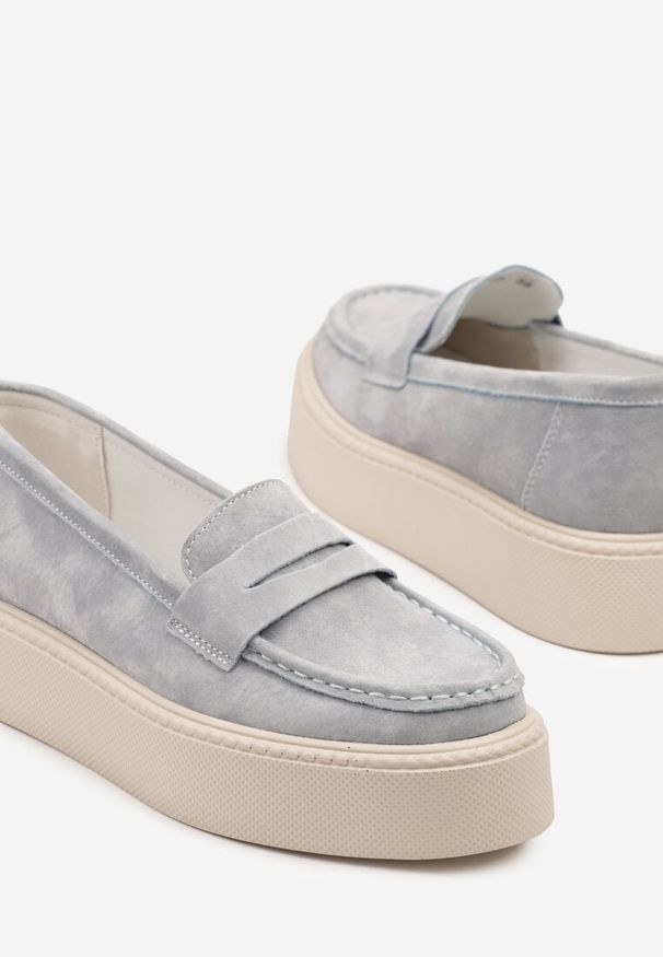 Renee - Jasnoniebieskie Mokasyny Skórzane na Platformie w Stylu Półbutów Sadawene. Okazja: na co dzień. Kolor: niebieski. Materiał: skóra. Obcas: na platformie. Styl: klasyczny, casual