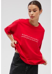 Marsala - Tshirt typu oversize z nadrukiem w kolorze INTENSE RED - REALITY-M/L. Materiał: tkanina, bawełna, elastan. Wzór: nadruk. Styl: klasyczny, elegancki
