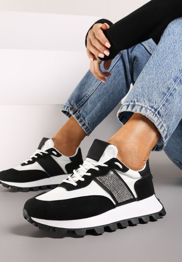 Renee - Czarno-Białe Sneakersy z Szerokim Protektorem i Brokatową Naszywką Thesalia. Kolor: czarny. Wzór: aplikacja