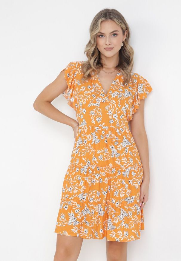 Born2be - Pomarańczowa Sukienka Rozkloszowana z Falbankami Pillia. Typ kołnierza: kołnierz z falbankami. Kolor: pomarańczowy. Typ sukienki: kopertowe. Długość: mini