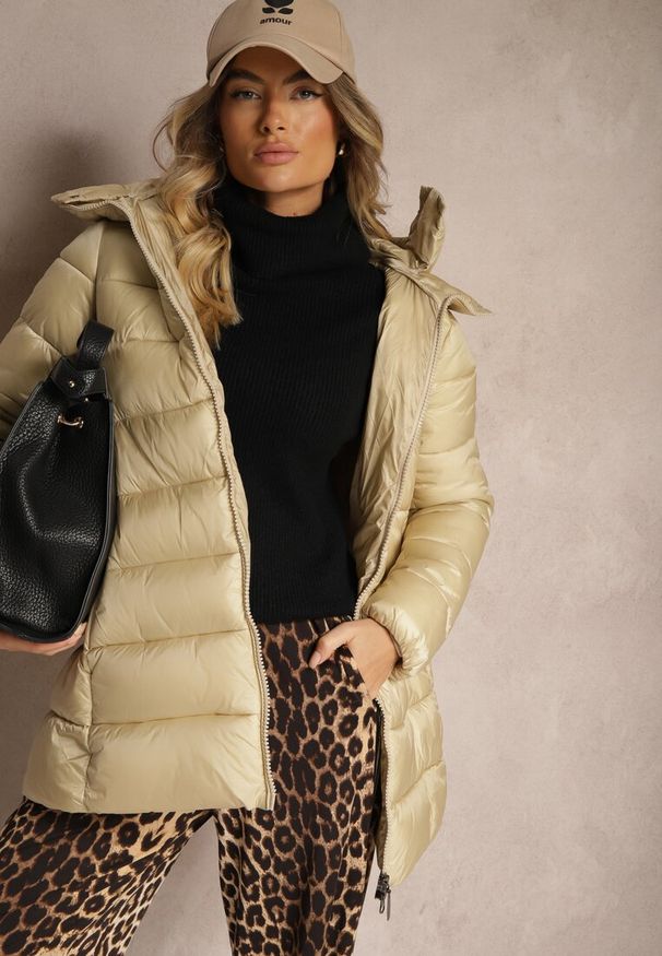Renee - Jasnobeżowa Kurtka Długa Pikowana z Dwustronnym Suwakiem i Odpinanym Kapturem Naonia. Kolor: beżowy. Materiał: jeans. Długość: długie