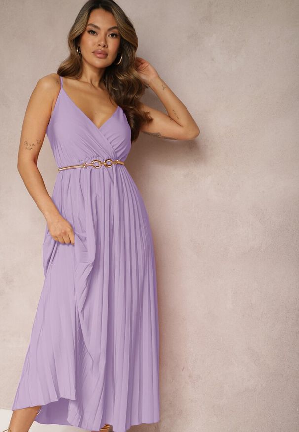 Renee - Fioletowa Długa Sukienka Kopertowa o Rozkloszowanym Kroju na Ramiączkach Kaemera. Kolor: fioletowy. Długość rękawa: na ramiączkach. Typ sukienki: kopertowe. Długość: maxi