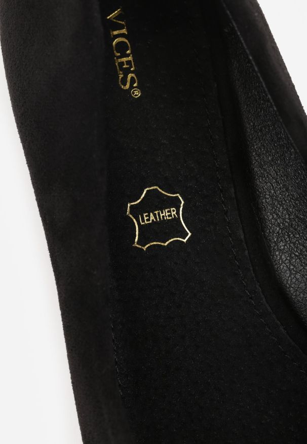 Born2be - Czarne Czółenka z Metaliczną Wstawką na Niskim Słupku oraz Skórzaną Wkładką Kariala. Okazja: na co dzień, do pracy. Kolor: czarny. Materiał: skóra. Wzór: aplikacja. Obcas: na słupku. Styl: casual, klasyczny, wizytowy