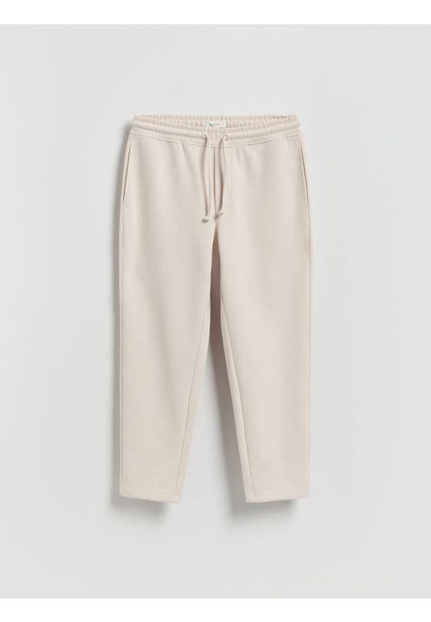 Reserved - Spodnie dresowe regular fit - beżowy. Kolor: beżowy. Materiał: dresówka