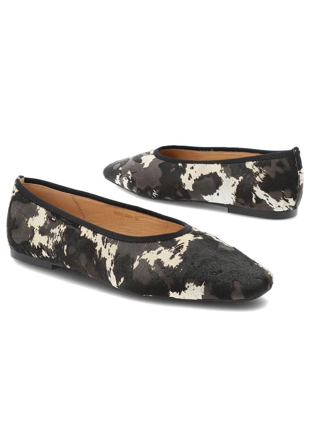 Baleriny damskie S.Barski, cholewka ze skóry naturalnej typu hair-on z efektownym wzorem zwierzęcym wsuwany fason bez zapięcia, czarne, CR61-3093. Zapięcie: bez zapięcia. Kolor: czarny. Materiał: skóra. Szerokość cholewki: normalna. Wzór: motyw zwierzęcy