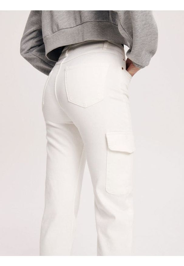 Reserved - Jeansy straight z kieszenią - biały. Kolor: biały