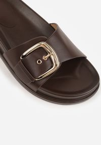 Renee - Ciemnobrązowe Klapki na Platformie z Klamrą Molthoe. Okazja: na co dzień. Kolor: brązowy. Wzór: aplikacja. Obcas: na platformie. Styl: casual, elegancki #5